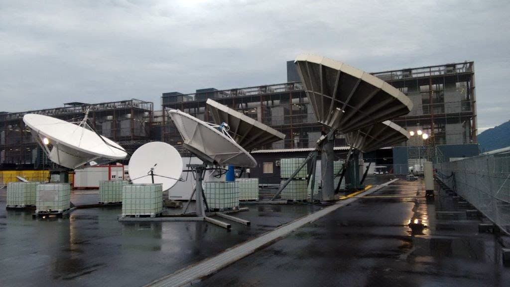 Integração de sistemas de transmissão de vídeo/áudio e dados via satélite