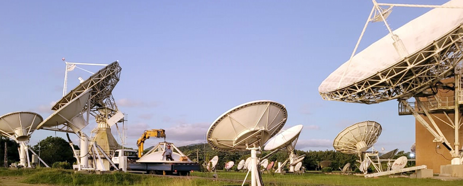 Integração de sistemas de transmissão de vídeo/áudio e dados via satélite