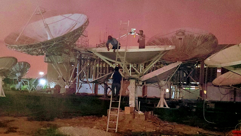 Equipe em serviço de manutenção de antena de transmissão